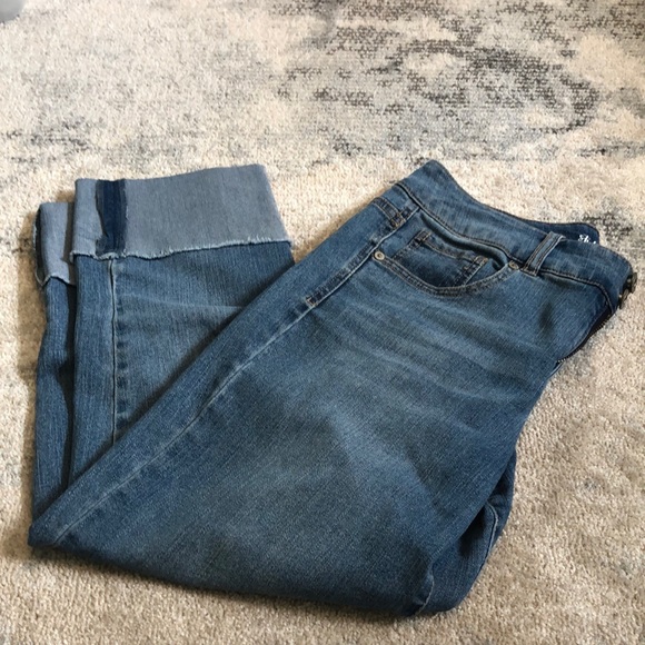 END OF YEAR SALE! | Style & Co Capri Cuffed Jeans - Picture 3 of 4